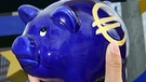 Sparschwein mit unglücklichem Gesichtsausdruck und aufgedrucktem €-Zeichen | Bild: picture-alliance/dpa