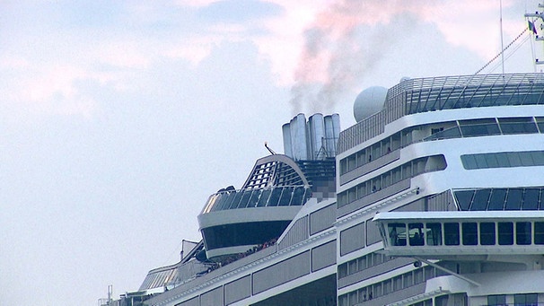 Rauchender Schornstein eines Kreuzfahrtschiffes | Bild: BR