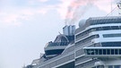 Rauchender Schornstein eines Kreuzfahrtschiffes | Bild: BR