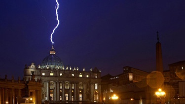 Blitzeinschlag im Petersdom | Bild: dpa | Alessandro Di Meo
