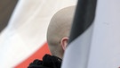 Skinhead zwischen Reichsflaggen | Bild: picture-alliance/dpa