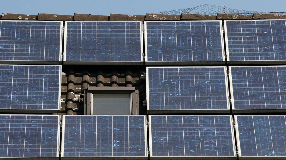 Nachtreglich installierte Photovoltaikanlage auf einem Dach. | Bild: picture alliance / WILDLIFE | WILDLIFE/G.Czepluch
