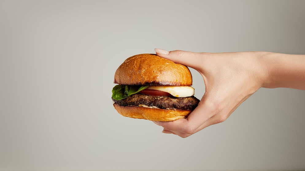 Hand hält einen Burger | Bild: colourbox.com
