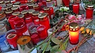 Kerzen und Blumen zum Gedenken an die Attentatsopfer auf dem Breitscheidplatz in Berlin | Bild: picture-alliance/dpa