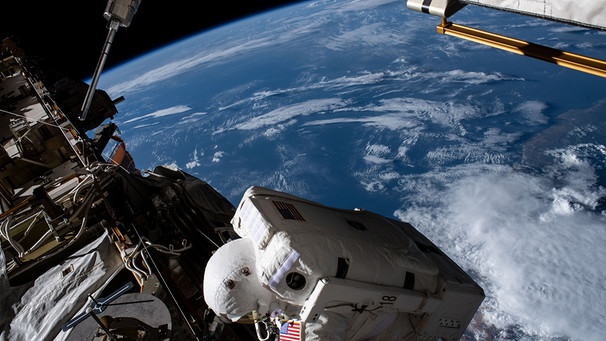 15. Januar 2020 - Erdatmosphäre - Die NASA-Astronautin Christina Koch wird bei der Arbeit im Vakuum des Weltraums 265 Meilen über dem Atlantik vor der Küste Afrikas abgebildet. Meir und Koch werden neue Lithium-Ionen-Batterien installieren, die den von Solaranlagen gesammelten Strom auf der Port-6-Trägerstruktur der Station speichern und verteilen. | Bild: picture alliance / ZUMAPRESS.com | NASA