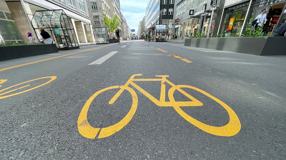 Autofreie Straße mit Fahrradsymbol  | Bild: picture alliance / Flashpic | Jens Krick