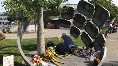 22.07.2019, München - Trauernde vor dem Denkmal zum Gedenken an den 3. Jahrestag des OEZ-Anschlags. | Bild: BR/Moritz Steinbacher