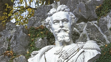 Steineren Büste von König Ludwig II. vor Felsen | Bild: dpa-Bildfunk