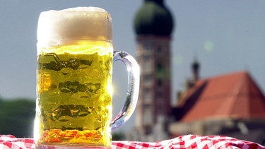Eine Maß Bier vor der Kulisse des oberbayerischen Kloster Andechs am Ammersee | Bild: picture-alliance/dpa/Peter Kneffel