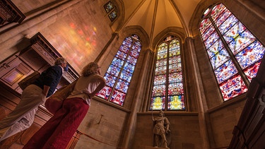 Die drei von dem Künstler Gerhard Richter gestalteten Chorfenster der Abteikirche Tholey werden der Öffentlichkeit präsentiert. | Bild: picture alliance/dpa/Oliver Dietze