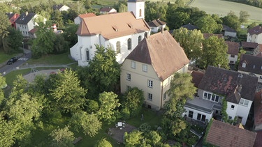 Das Pfarrhaus in Kitzingen-Hoheim ist die Heimat für eine Kolonie Grauer Langohren, eine Langohrfledermaus-Art. | Bild: BR/Alexander Tower