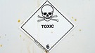 Gefahrenzeichen mit Totenkopfsymbol und der Aufschrift "Toxic". | Bild: picture alliance / PYMCA/Photoshot | SIELEMANN S¬ØREN