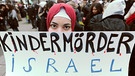 Eine Teilnehmerin hält 2009 in Hamburg ein Transparent mit der Aufschrift "Kindermörder Israel" während einer Demonstration gegen den Gaza-Krieg hoch. | Bild: picture-alliance/ dpa | Marcus Brandt