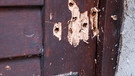 Die Tür der Synagoge in Halle weist Spuren von Beschuss auf - diese sind 2019 bei Angriffen in Halle an der Saale in Sachsen-Anhalt entstanden.  | Bild: picture alliance/dpa/dpa-Zentralbild | Jan Woitas