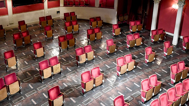 Theater mit weniger Stühlen pro Sitzreihe im Zuschauerraum | Bild: dpa-Bildfunk/Britta Pedersen