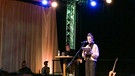 Poetry Slamerin Pauline auf der Bühne | Bild: BR