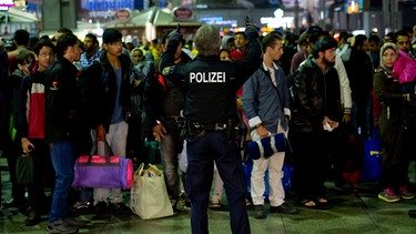 Erster großer Flüchtlingsstrom kommt im September 2015 am Hauptbahnhof München an | Bild: picture-alliance/dpa