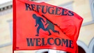 Fahne heißt Flüchtlinge Willkommen | Bild: picture-alliance/dpa