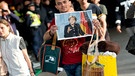 Dankbarer Flüchtling mit Merkel-Bild am Hauptbahnhof München | Bild: picture-alliance/dpa