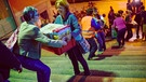 Viele freiwillige Helfer nachts am Münchner Hauptbahnhof | Bild: picture-alliance/dpa