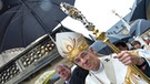 Bambergs Erzbischof Ludwig Schick auf dem Weg zum Festgottesdienst im Kaiserdom | Bild: picture-alliance/dpa