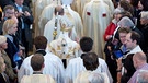 Bischöfe und Erzbischof Ludwig Schick ziehen in den Dom  | Bild: picture-alliance/dpa