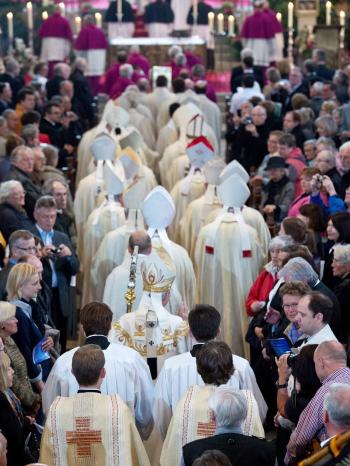 Bischöfe und Erzbischof Ludwig Schick ziehen in den Dom  | Bild: picture-alliance/dpa