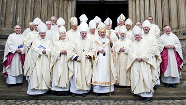 Bamberger Erzbischof Ludwig Schick mit Bischöfen und hohen Geistlichen vor dem Fürstenportal | Bild: picture-alliance/dpa