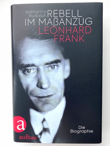 Buchcover: Rebell im Maßanzug. Leonhard Frank | Bild: Aufbau-Verlag