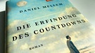Buchcover: Daniel Mellem, Die Erfindung des Countdowns | Bild: dtv; Bild: BR/Henry Lai