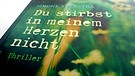 Buchcover: Du stirbst in meinem Herzen nicht / Simone Veenstra | Bild: Kosmos-Verlag / Bild: BR-Studio Franken