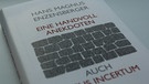Buch "Eine Handvoll Anekdoten" von Hans Magnus Enzensberger | Bild: Suhrkamp Verlag | Foto: BR-Studio Franken/Franz Engeser