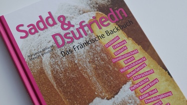 Fränkisches Backbuch aus der Reihe "Sadd & Dsufriedn" | Bild: Koberger & Kompany, Foto: BR-Studio Franken