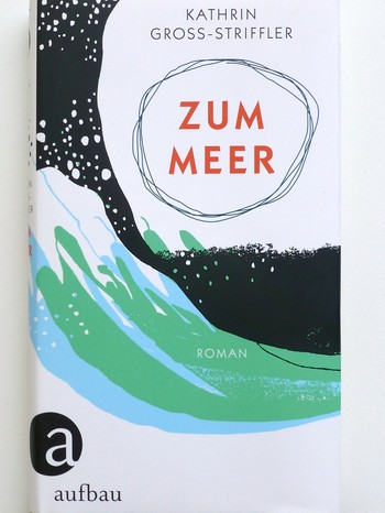 Buchcover: Zum Meer / Kathrin Groß-Striffler | Bild: Aufbau-Verlag; Foto: BR-Studio Franken/Staudenmayer
