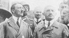 Adolf Hitler und Julius Streicher auf dem "Deutschen Tag" am 2. September 1923 in Nürnberg  | Bild: picture-alliance/dpa