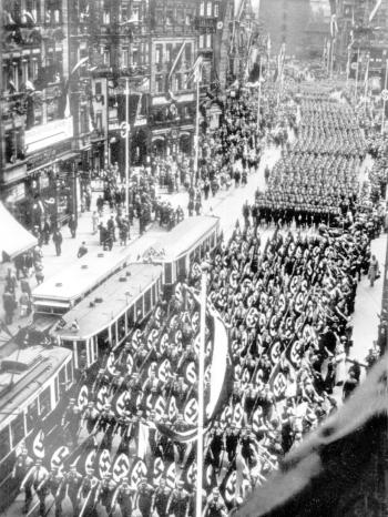 Die SA zieht während des Reichsparteitags der NSDAP 1933 durch die Königsallee in Nürnberg | Bild: picture-alliance/dpa