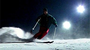 Skifahrer bei Flutlicht | Bild: BR-Studio Franken