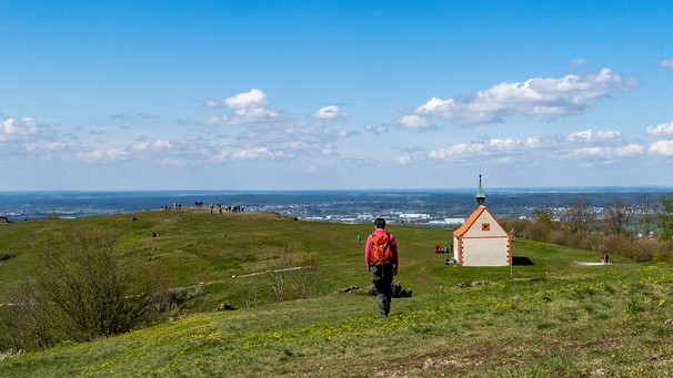 Ein einzelner Wanderer auf einem Tafelberg geht auf eine kleine Kapelle zu | Bild: picture alliance / Zoonar | Holger W. Spieker