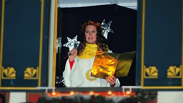 Ein Weihnachtsengel öffnet ein Türchen am Forchheimer Adventskalender (Archivbild aus dem Jahr 2013) | Bild: Stadt Forchheim