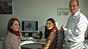 Dr. Markus Naser und zwei seiner studentischen Mitarbeiterinnen | Bild: BR-Mainfranken / Nathalie Bachmann