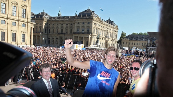 Dirk Nowitzki bei einem Empfang in Würzburg | Bild: picture-alliance/dpa