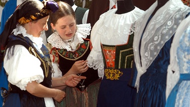 In Egerländer Tracht gekleidete Frauen | Bild: picture-alliance/dpa