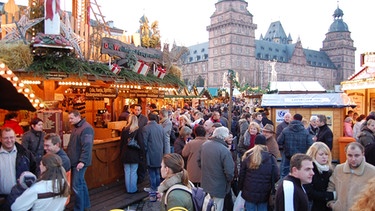 Trubel auf dem Weihnachtsmarkt in Aschaffenburg | Bild: BR
