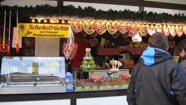 Stand am Weihnachtsmarkt in Bad Windsheim | Bild: BR-Studio Franken/Karin Göckel