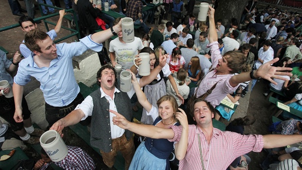 Junge Menschen feiern auf der Bergkirchweih | Bild: News 5