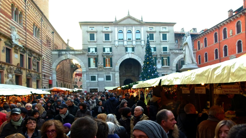 Christkindlesmarkt im italienischen Verona auf der Piazza dei Signori  | Bild: BR-Studio Franken/Rika Dechant