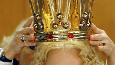 Dem Christkind wird die Krone aufgesetzt | Bild: picture-alliance/dpa