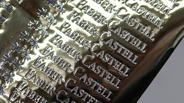 Goldene Prägefolie mit Schriftzug von Faber-Castell | Bild: picture-alliance/dpa