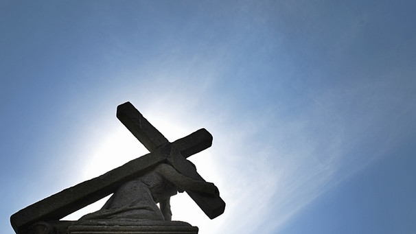 Jesusstatue mit Kreuz | Bild: picture-alliance/dpa