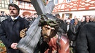 Christus trägt das Kreuz | Bild: picture-alliance/dpa
